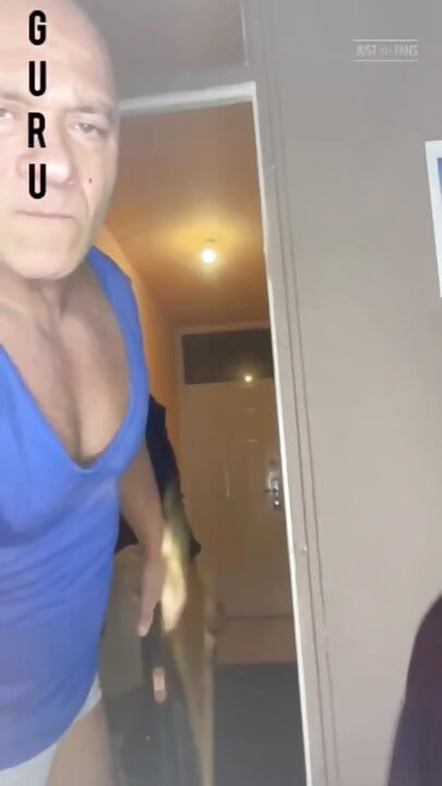 Home Made Wank. Vücut geliştirmeci solo videi ile mastürbasyon yapıyor