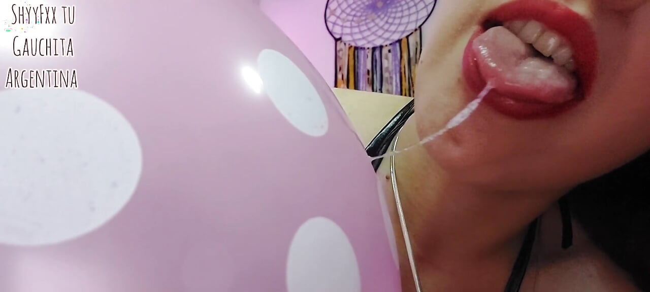 ShyyFxx rubs and pops balloons with her ass!