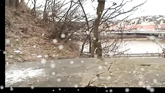 Yaşlı adam açık havada orta yaşlı seksi kadını sikiyor ve genç bir kızın ağzına boşalıyor