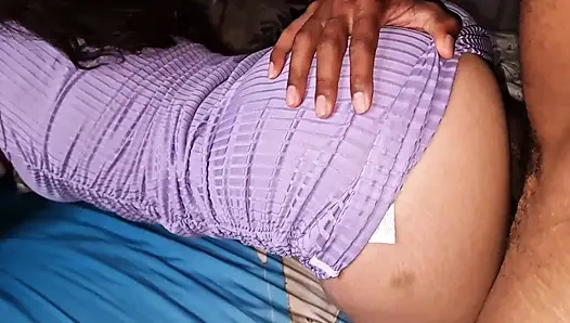 Kakak iparku tinggal di rumah sendirian, dia meninggalkan pintu kamarnya terbuka untuk memprovokasiku berbaring dengan gaun pendek tanpa celana dalam