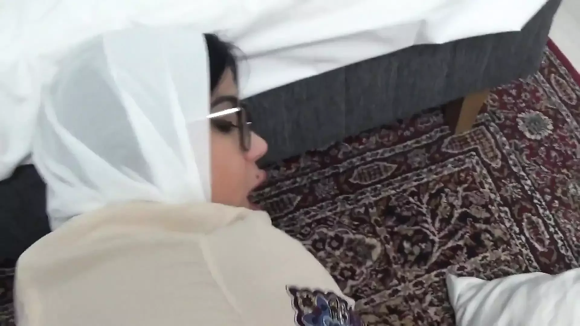 Igazi házi szex a gyönyörű arab mostohaanyámmal