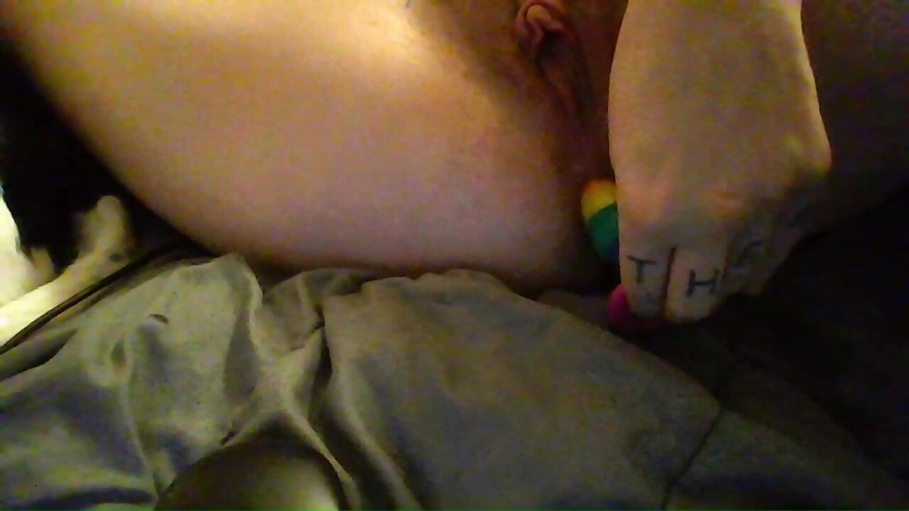 วิดีโอคลิปสั้นสาวข้ามเพศ FTM ช่วยตัวเองเดี่ยวของเล่นทางเพศโดย Badwolf Badass