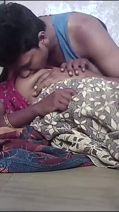 Detik kenangan dari "suri rumah kampung tamil India bercium suami"