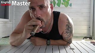 Foot master fuma charuto e fala baixo para você visualizar