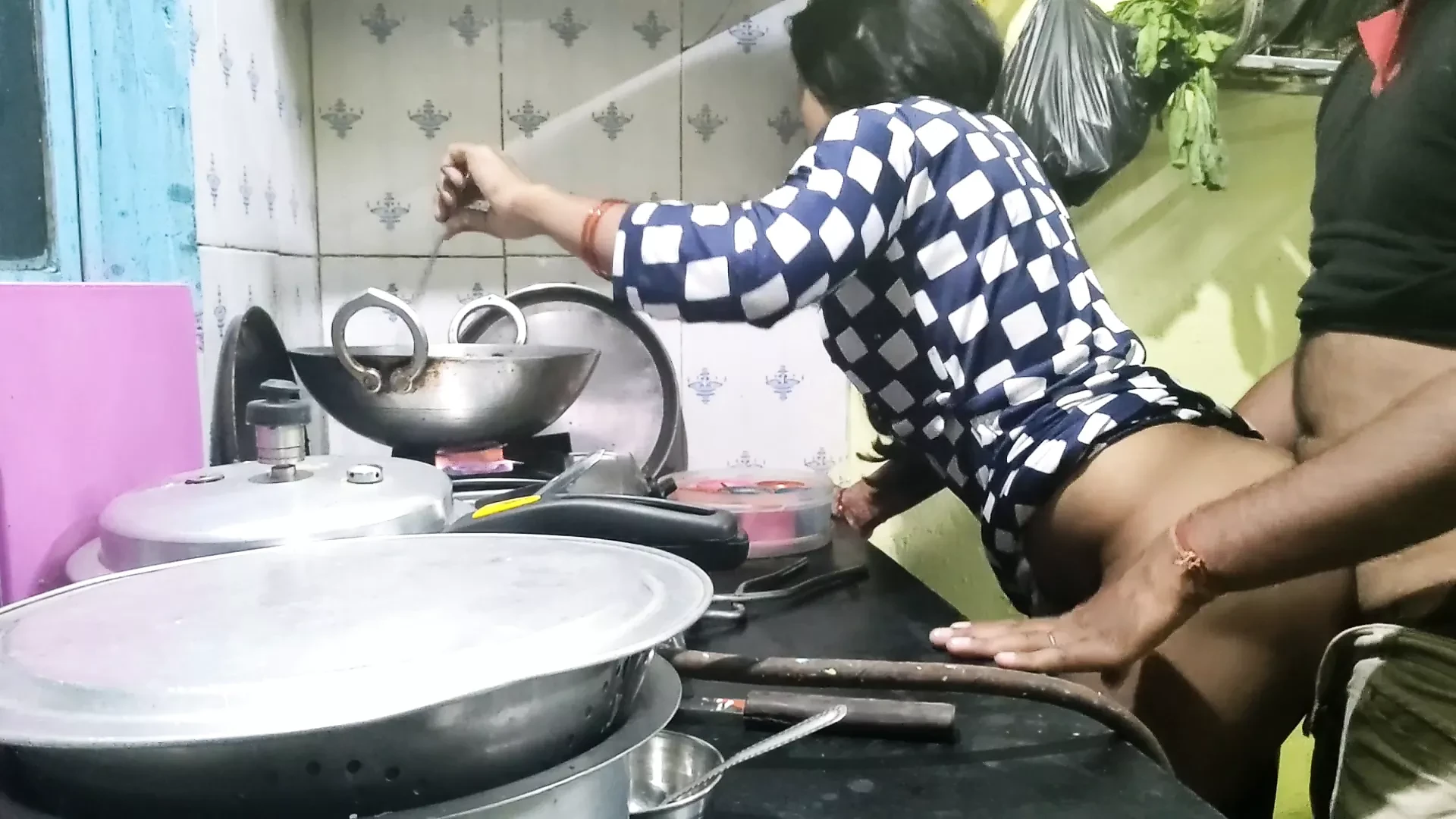 Индийское порно жены с мужем на кухне