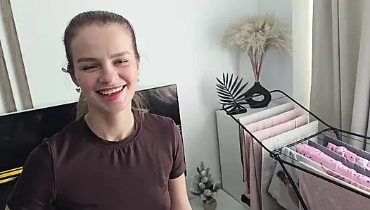 Karısının dikkatini ev işlerinden uzaklaştırdı ve amına boşaldı.