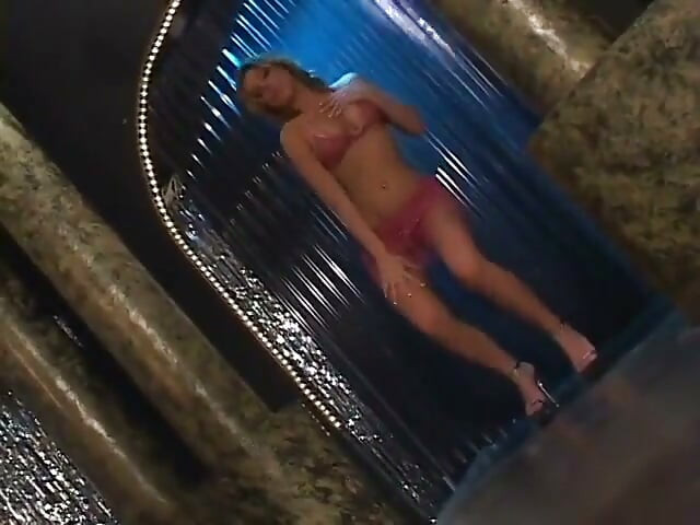 Model solo dikongkek mesin seks sehingga orgasme