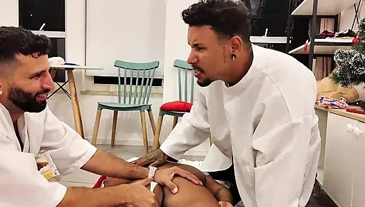 İki fizyoterapist üvey erkek kardeş cücenin yarağını yumrukladı