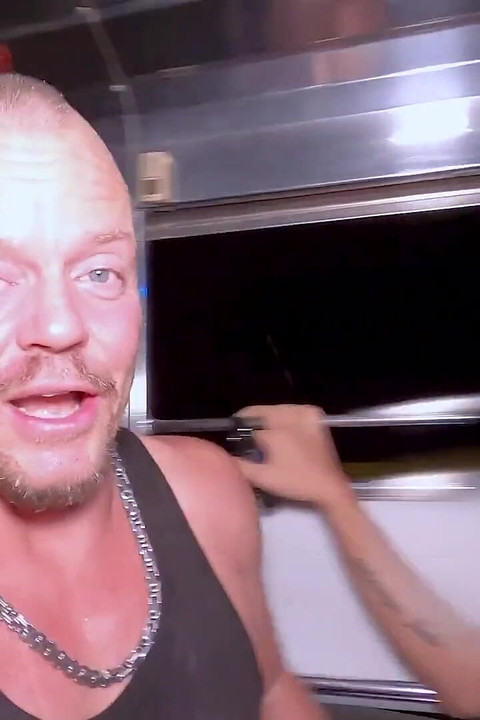 Tuktukpatrol Isprazni svoj sok sperme preko ove plavuše s velikim sisama