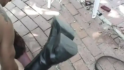 Cüce havuz başında yarak emdikten sonra sert sikiliyor