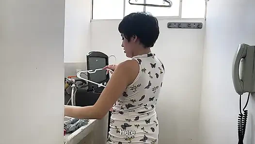 Mientras Estoy Lavando Veo a Mi Curioso Hermanastro Oler Mis Pantis, ich Pongo Cachonda De verlo Y decido follarmelo Duro.