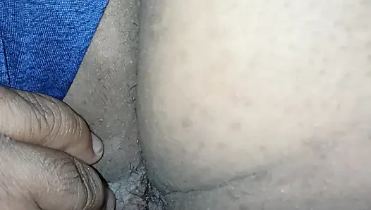 Kayınvalide götünü göstermek için kalçalarını açıyor
