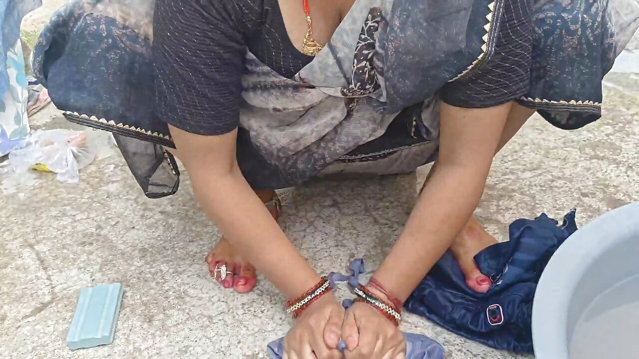 Bhabhi ko field mai kapde dhote samay mud marwai