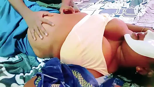 Stiefvater erwischt seine stieftochter beim gespräch mit ihrem freund, dann bestrafte er sie - volles tamilisches audio mit lautem echtem stöhnen