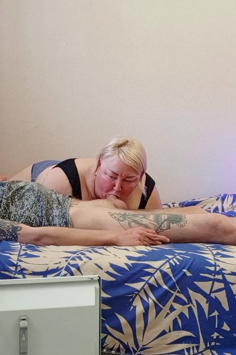 Üvey annem ağzına ateşli kalın dölle boşalana kadar sikimi emiyor