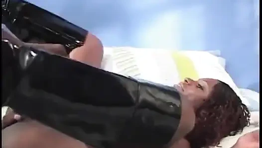 Черное на черном занимается любовью с оральным и хардкорным трахом и сливками