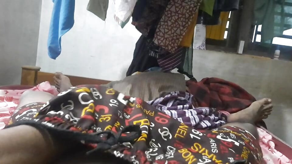 18-godišnjakinja s dlakavim kurcem drka drkanje