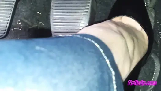 Çıplak ayakla siyah pompalarla sürüş ve devirme