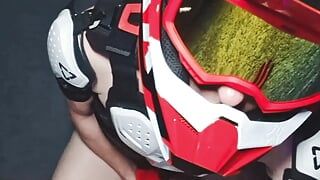 Nackter Junge in Motocross-Ausrüstung und MX-Helm bekommt einen starken Orgasmus