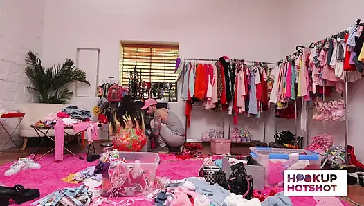 BTs - Sasha pearl modelliert einen versauten blick während eines flirty Fotoshootings!