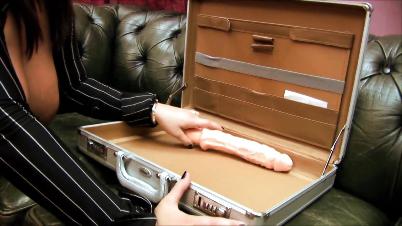 Mollige blonde lesbe wird mit einem großen, dicken dildo gebohrt