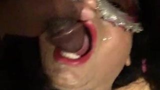 Cd Claudia riceve un boccone di sperma da un grande cazzo nero