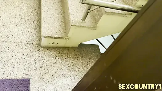 Evde yalnız olduğumda, komşum şeker almak için bana geldi, mastürbasyon yaparken yengeyi çok siktim.