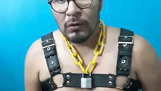 Yarağımla oynuyorum