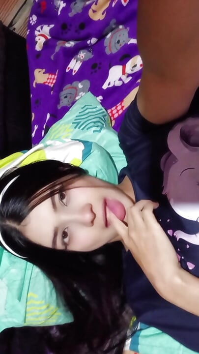 Stripper amateur me ruega que llene su pequeño coño
