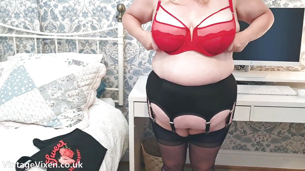 Jane si tante seksi dengan toket besar yang lagi asik masturbasi dan masturbasi sambil ngusap pantat bahenol ibu rumah tangganya yang doyan selingkuh!