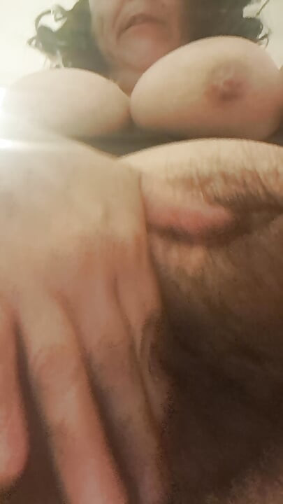 Tante sange ini lagi asik nyepong kontol dan fingering memeknya habis-habisan