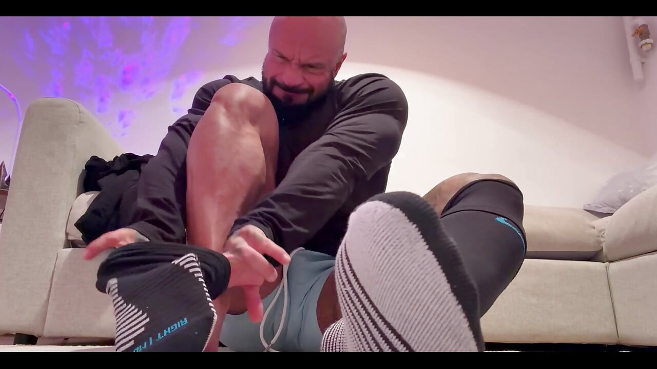 Releasesoccer Player se pregătește pentru joc în timp ce picioarele în fața ta