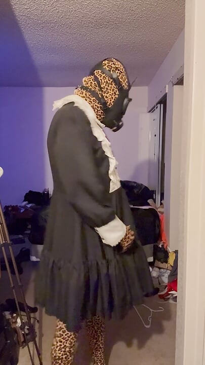 Ihana Zentai-nukke pukeutumassa ja hauskaa