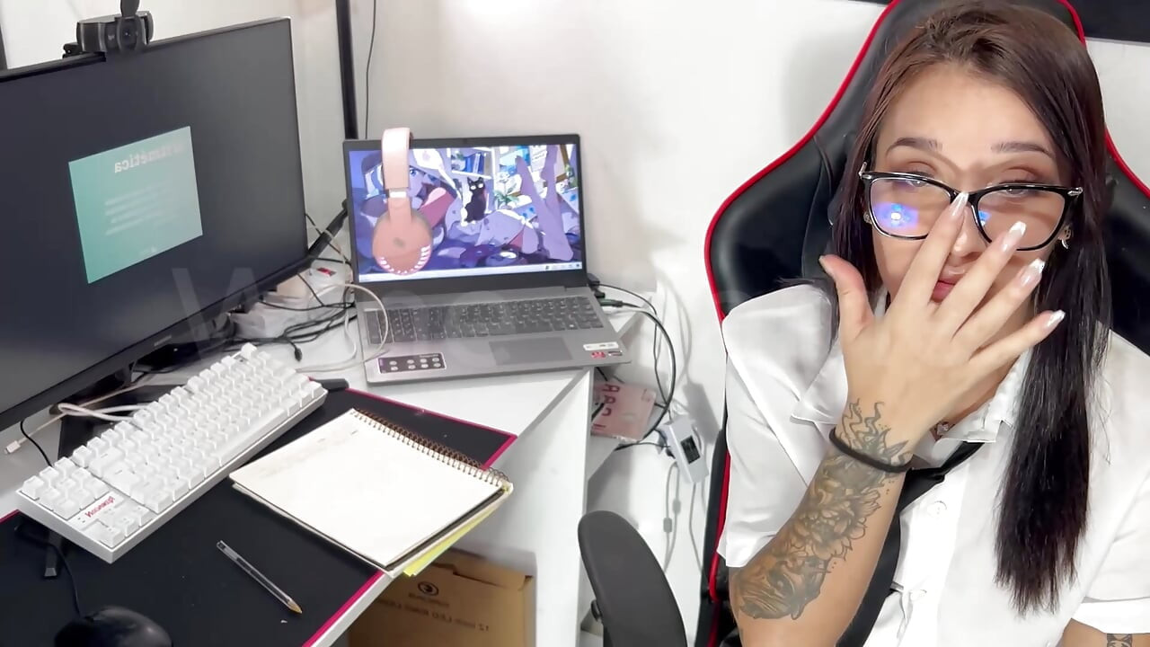 Razmažena studentica dala je svoju pičku da u prosjeku zaradi bodove