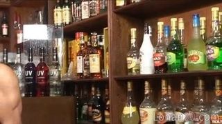 Orgia espontânea e quente no bar