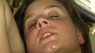 Alexa, adolescente à gros nichons, se fait baiser dans un réservoir
