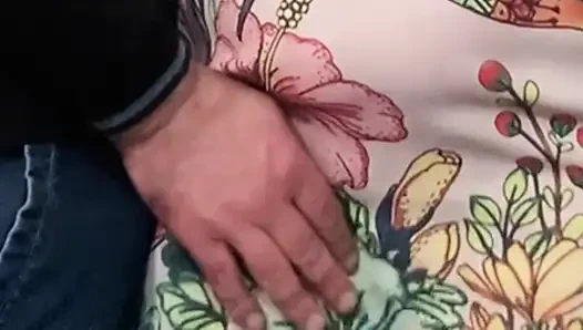 Betrügende ehefrau masturbiert in einer überfüllten u-bahn