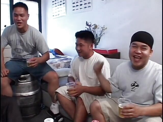 小奶金髮婊子隨時準備三人行雙幹