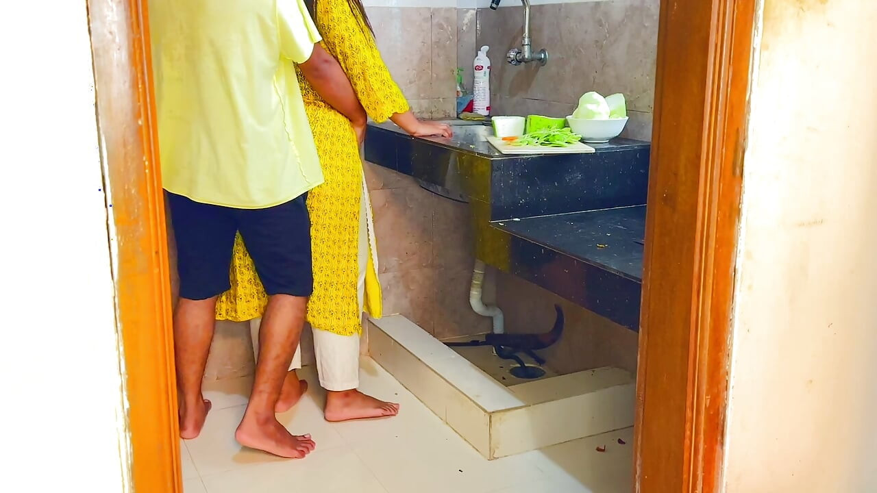 Suddenly I Fucked My Stepmother in Law While She Was Cutting Curry in the Kitchen - Desi Rough Sex
