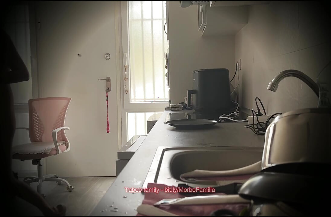 Pokorne mamine dužnosti: kuvanje golo u kuhinji
