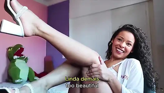 Бразильская брюнетка показывает свои груди в Интернете