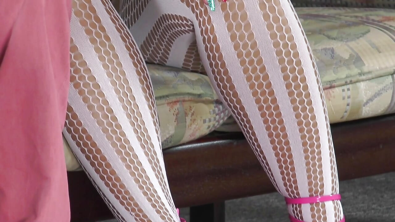 בלונדינית סקסית בגרביונים מרוססת על הפנים שלה