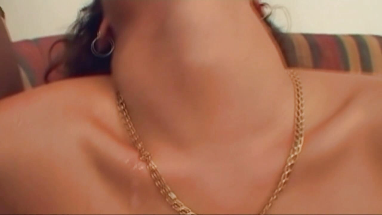 Ea îl seduce să se fută în timp ce se dezbracă, anal.