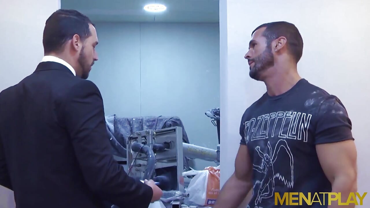 MENATPLAY - Hunk in suit Enzo Rimenez barebacks Denis Vega