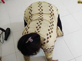 (Telugu Maid Ko Jabardast Choda) Desi cameriera scopata dal suo culo con il preservativo mentre pulisce la stanza - enorme sborrata