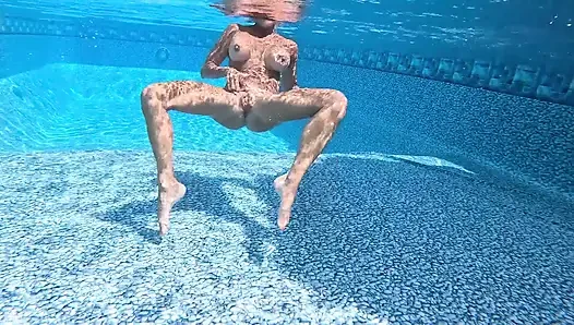 Super heiße MILf tatiana steele gibt Ian einen POV-blowjob im pool