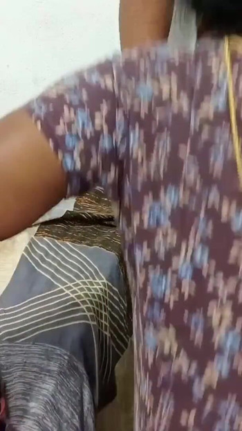 "Un momento inolvidable de "Una esposa tamil seduce a su cuñado e hizo una sesión caliente en la cama"