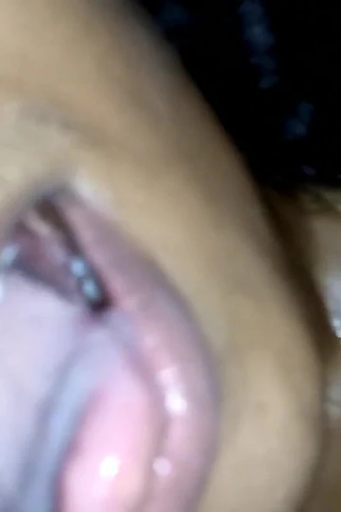 印度射在嘴和鼻子里, 而慢深喉口交, 她吞下它
