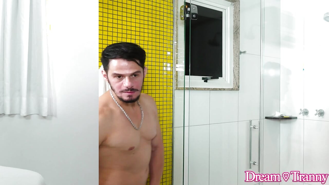 Транссексуална Райса Перейра му смуче хуя с гъза му