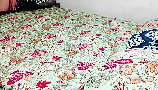 Barsaat ke mausam mein chute lagwane ka Apne maja hai barsat ke mausam mein gand Marne ka apna Maja